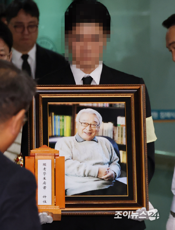 27일 오전 서울 송파구 서울아산병원 장례식장에서 배우 故 이순재의 발인식이 엄수되고 있다. [사진=곽영래 기자]