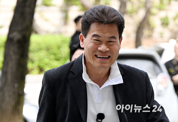 한국사 강사 출신 유튜버 전한길 씨가 16일 서울 서초구 서울중앙지방법원에서 열린 영장실질심사(구속 전 피의자 심문)에 출석하고 있다. [사진=사진공동취재단]