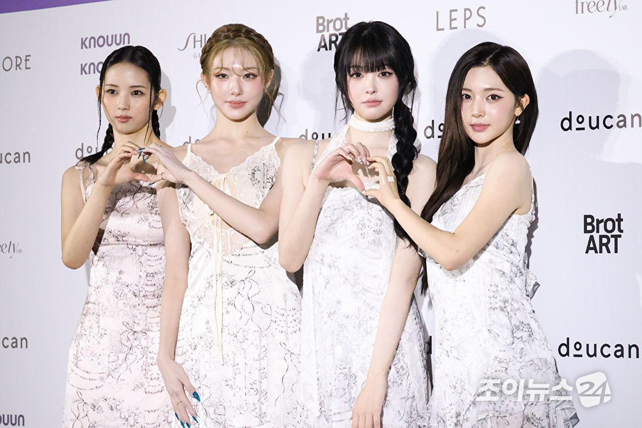 그룹 트리플에스 지우, 신위, 린, 연지가 1일 오후 서울 중구 동대문디자인플라자에서 진행된 2027 S/S 서울패션위크 '두칸' 컬렉션에 참석해 포즈를 취하고 있다. [사진=문수지 기자]