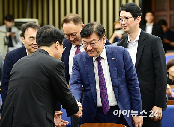 정점식 국민의힘 정책위의장이 1일 오전 서울 여의도 국회에서 열린 의원총회에서 동료의원들과 인사하고 있다. [사진=곽영래 기자]