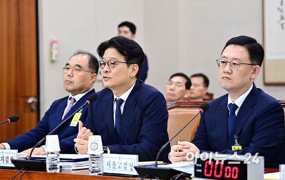 이창수 서울중앙지방검찰청장이 18일 오전 서울 여의도 국회에서 열린 법제사법위원회의 서울중앙지방검찰청, 서울고등검찰청 등에 대한 국정감사에서 자료 제출과 관련한 정청래 위원장의 질의에 답하고 있다. [사진=곽영래 기자]