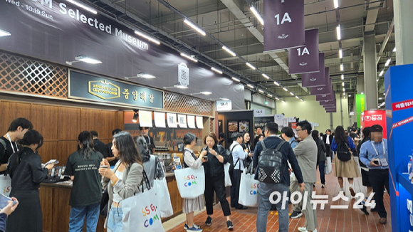 15일 SSG닷컴 '美지엄' 팝업스토어가 방문객들로 북적이고 있다. 해당 공간에서는 국내 대표 식품 기업과 유명 맛집의 상품 홍보 부스가 운영된다. [사진=진광찬 기자]