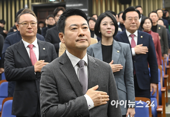 국민의힘 장동혁 대표가 25일 국회에서 열린 지역발전 인재영입 환영식에서 손정화 삼일회계법인 이사(왼쪽 두 번째), 정진우 현대엔지니어링 에너지영업팀 책임매니저(오른쪽 두 번째)에게 '시크릿 박스'를 전달한 뒤 내용물을 설명하고 있다. '시크릿 박스'에는 국민 목소리를 듣고 기록하는 경청노트와 펜, 당헌당규집과 당 뱃지, 국민과 함께 눈비 맞으며 국민 일상 챙겨달라는 의미의 우산과 시계가 들어있다. 2026.2.25 [사진=연합뉴스]