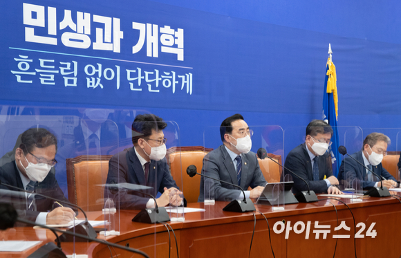 박홍근 더불어민주당 원내대표가 12일 오전 서울 여의도 국회에서 열린 원내대책회의에서 모두발언을 하고 있다. [사진=김성진 기자]