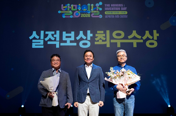 왼쪽부터 현대차&middot;기아 열에너지시스템리서치랩 김재연 연구위원, 전동화에너지솔루션담당 김창환 부사장, 차량성능열화리서치랩 이태희 책임연구원[사진=현대차&middot;기아]