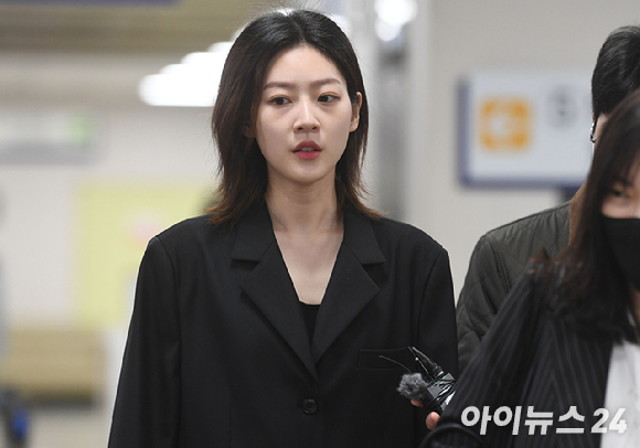 만취 상태로 음주운전을 하다가 사고를 낸 혐의로 재판에 넘겨진 배우 김새론이 지난 2023년 4월 5일 오전 서울 서초구 서울중앙지법에서 열린 도로교통법 위반(음주운전ㆍ사고 후 미조치) 혐의 관련 선고공판에 출석한 후 법정을 나서고 있다. 김새론은 1심서 벌금 2천만원을 선고 받았다. [사진=아이뉴스24 포토DB]