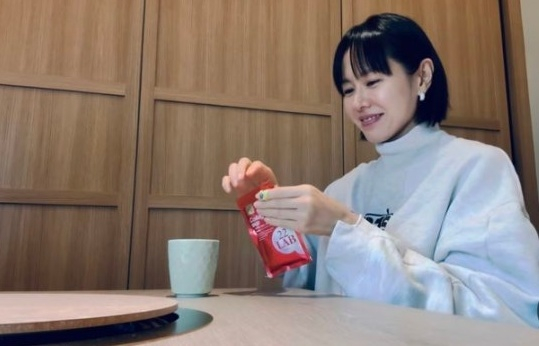 &apos;40대&apos; 손예진, 단발머리에 스웻셔츠...대학생이라 해도 믿겠네