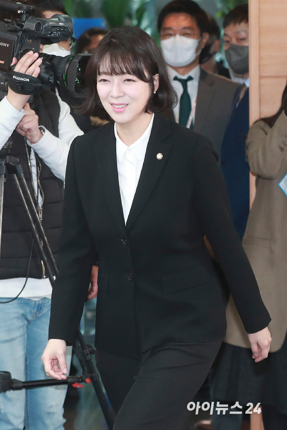 배현진&nbsp;신임 당선인 대변인이 5일 오전 서울 종로구 통의동 대통령직인수위원회 기자회견장에서 인사말을 하기 위해 들어서고 있다. [사진=인수위사진기자단]