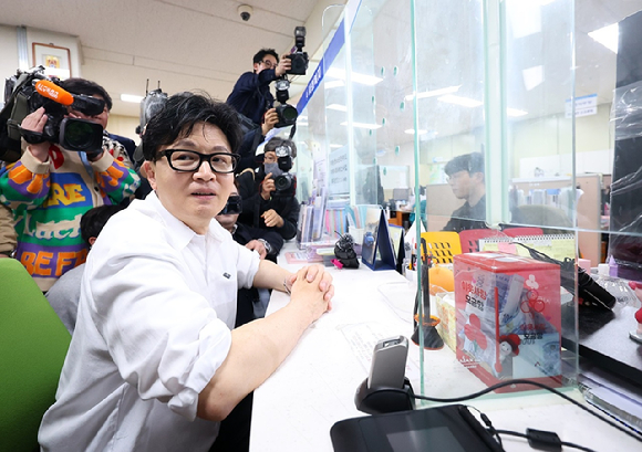 한동훈 전 국민의힘 대표가 14일 오후 부산 북구 만덕2동 행정복지센터를 찾아 전입신고를 하고 있다. 2026.4.14 [사진=연합뉴스]