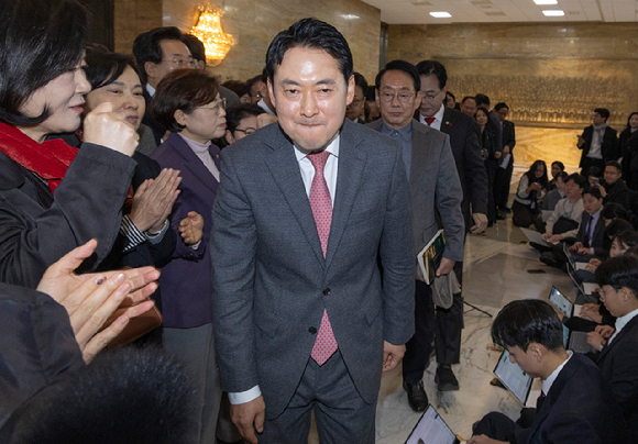 국민의힘 최수진 의원이 23일 국회에서 열린 12월 임시국회 본회의에서 정보통신망 이용촉진 및 정보보호 등에 관한 법률 일부개정법에 대한 무제한 토론을 하고 있다. [사진=연합뉴스]