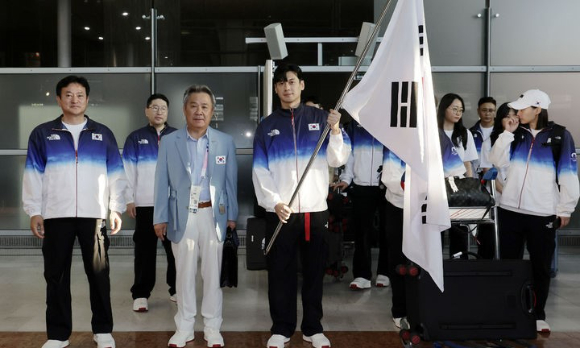 2024 파리올림픽에 출전하는 한국 선수단 기수 구본길, 정강선 선수단장을 비롯한 선수단 본진, 이기흥 대한체육회장이 20일(현지시각) 프랑스 파리 샤를 드골 공항을 통해 입국해 기념촬영하고 있다. [사진=대한체육회]