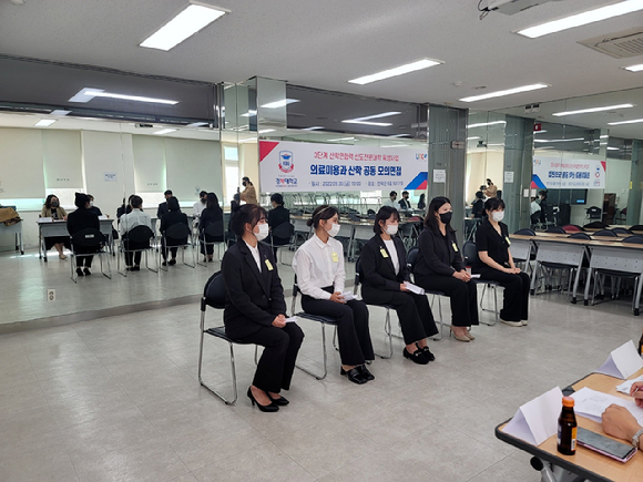 경복대학교 의료미용과 학생들이 모의면접을 보고 있다. [사진=경복대학교]