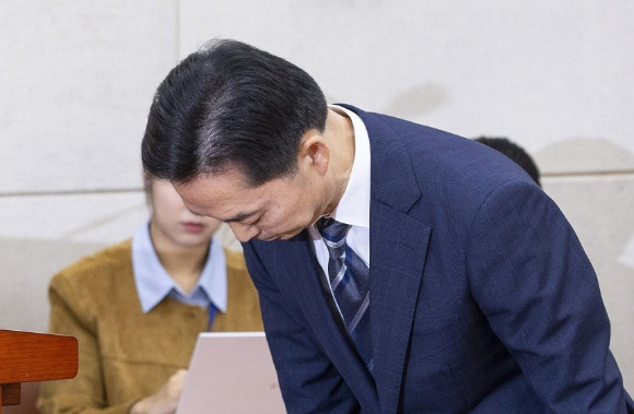 김지용 초대 중대범죄수사청장 후보자가 14일 국회 행정안전위원회에서 열린 인사청문회에서 인사말을 하기 앞서 고개숙여 인사하고 있다. 2026.10.14 [사진=연합뉴스]