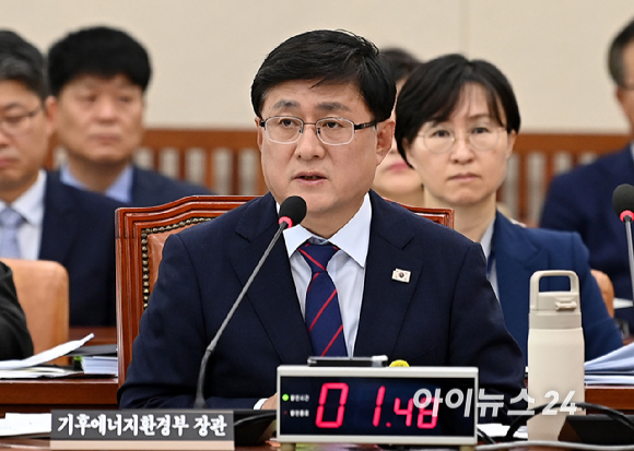 김성환 기후에너지환경부 장관이 14일 서울 여의도 국회에서 열린 기후에너지환경위원회 국정감사에서 질의에 답변하고 있다. [사진=곽영래 기자]