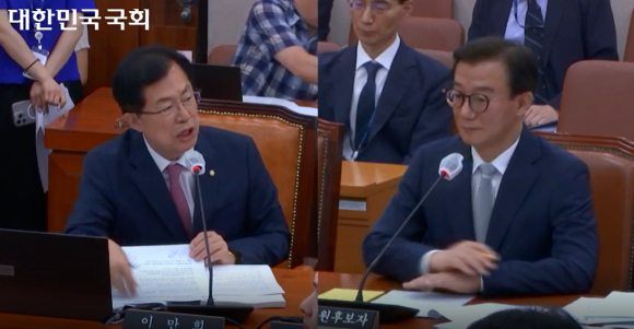  14일 국민의힘 이만희 국회의원(왼쪽)이 전재수 해양수산부 장관 후보자(오른쪽)를 상대로 서울 여의도 국회 농림축산식품해양수산위원회 전체 회의에서 열린 인사청문회에서 질의하고 있다. [사진=국회 방송]