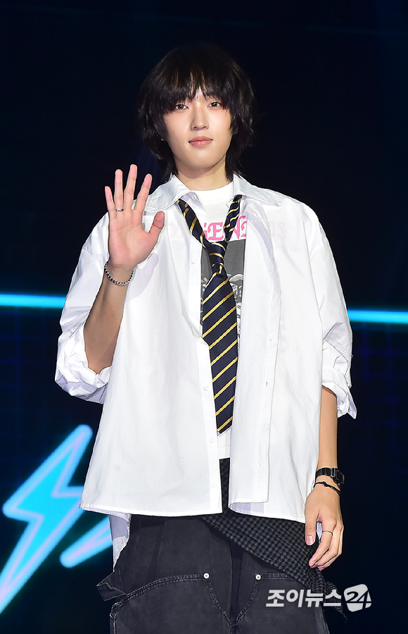 밴드 AxMxP(에이엠피) 김신이 10일 오후 서울 송파구 올림픽공원 올림픽홀에서 열린 AxMxP 첫 번째 정규 앨범 'AxMxP' 데뷔 쇼케이스에 참석하고 있다. [사진=정소희 기자]