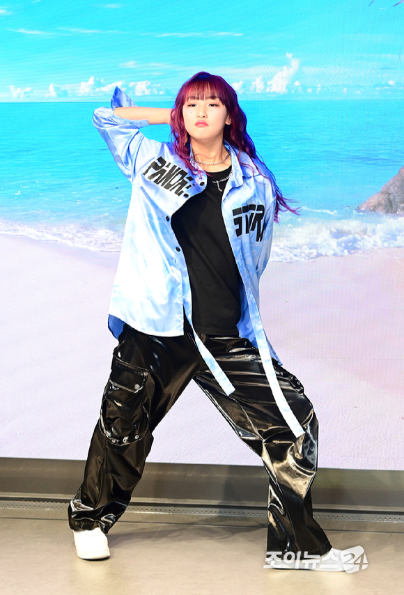 크리에이터 춤추는나율이 15일 서울 성수동 통일타워에 위치한 '케이팝 아케이드'(KPOP ARCADE)에 방문해 대표 프로그램 '비 더 아이돌'(Be The IDOL) 클래스 체험을 하고 있다. [사진=정소희 기자]