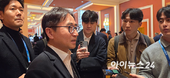 장덕현 삼성전기 사장이 6일(현지시간) 미국 라스베이거스 윈호텔에 마련된 삼성전자 전시관을 둘러본 후 기자들과 질의응답을 하고 있다. [사진=박지은 기자]