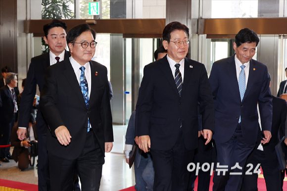 이재명 대통령이 2일 오후 서울 여의도 국회에서 2026년도 1차 추가경정예산안(추경안) 관련 시정연설을 하기 전 우원식 국회의장과 함께 사전환담을 위해 이동하고 있다. [사진=곽영래 기자]