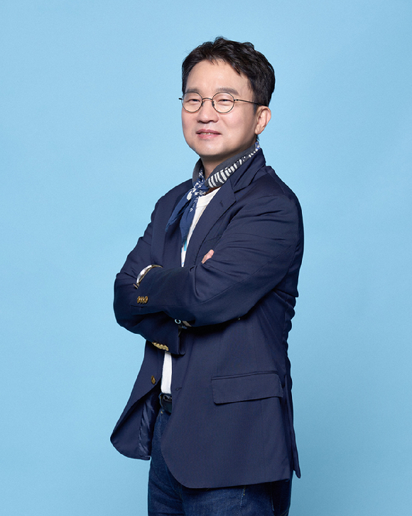 유인식 감독이 넷플릭스 시리즈 '원더풀스' 인터뷰에 앞서 포즈를 취하고 있다. [사진=넷플릭스]