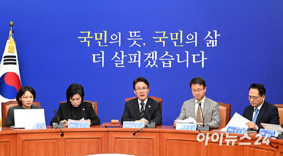 이재명 대통령이 지난 14일 청와대에서 열린 인구전략 비전선포식에서 참석자 발언을 듣고 있다. [사진=연합뉴스]