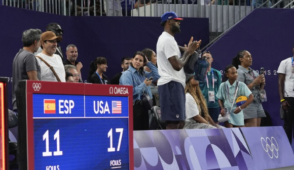 NBA 스타이자 미국 남자농구대표팀 소속으로 2024 파리올림픽에 참가한 르브론 제임스(오른쪽)가 1일(현지시간) 3대3 농구 경기가 열리고 있는 콩코르드 광장을 찾아 여자부 미국-스페인전을 지켜보고 있다. [사진=뉴시스]