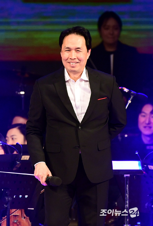 윤승업 지휘자가 23일 오후 서울 노원구 광운대학교 동해문화예술관에서 열린 '뮤지컬&middot;OST 콘서트-봄이 오는 소리'에서 무대를 선보이고 있다. [사진=정소희 기자]