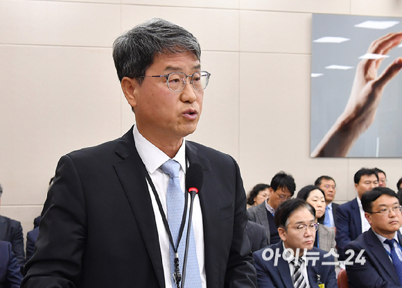 반상권 방송미디어통신위원장 직무대리가 7일 서울 여의도 국회에서 열린 과학기술정보방송통신위원회 전체회의에서 2026년도 예산안 관련 제안설명을 하고 있다. [사진=곽영래 기자]