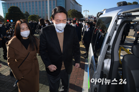 윤석열 국민의힘 대선 후보가 13일 오전 서울 여의도 국회에서 열린 중앙선대위 장애인본부 전국 릴레이정책투어 '장문현답(장애인 문제의 답은 현장에 있다)' 출정식에서 시각장애인의 차량 탑승을 돕고 있다. [사진=국회사진취재단]