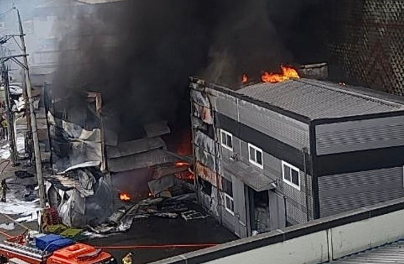 경기도 화성 한 의약품 제조공장에서 화재가 발생해 소방 당국이 진화 중에 있다. 사진은 화재가 발생한 공장. [사진=경기도소방재난본부]