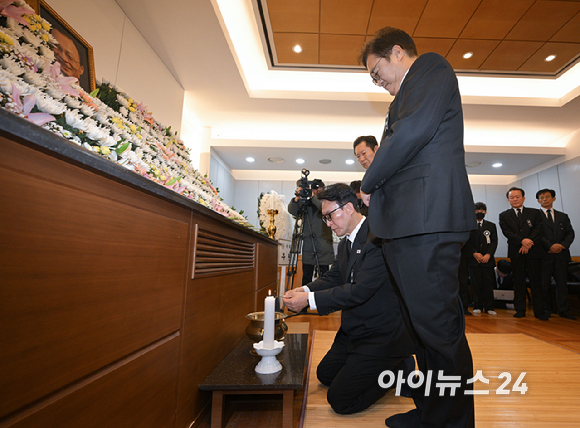 우원식(오른쪽부터) 국회의장, 김민석 국무총리, 정청래 더불어민주당 대표와 이 27일 오전 서울 종로구 서울대학교병원 장례식장에 故 이해찬 전 국무총리의 빈소에서 조문하고 있다. [사진=곽영래 기자]