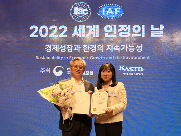 산업통상자원부 국가기술표준원 원장 표창을 수상한 샘표 품질보증센터 최윤정 연구원(오른쪽)과 샘표 이생재 전무. [사진=샘표]