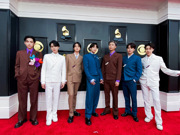 방탄소년단이 3일(현지시간) 미국 라스베이거스 MGM 그랜드 가든 아레나에서 열린 제64회 그래미 어워드 레드카펫에서 포즈를 취하고 있다. [사진=빅히트뮤직]