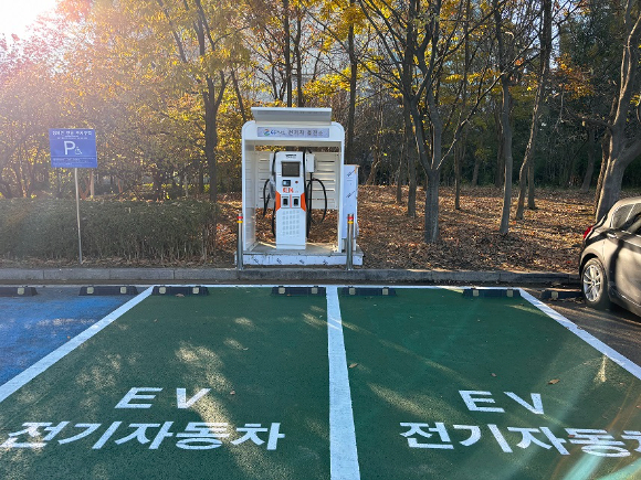 인천 송도 공원 전기차 급속충전기 [사진=인천경제청]