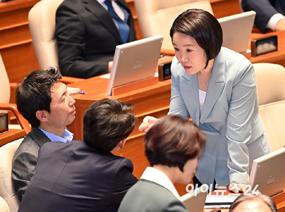 중소벤처기업부 장관 후보자 이소영 더불어민주당 의원이 1일 서울 여의도 국회에서 열린 제439회국회(정기회) 개회식에서 의원들과 대화를 하고 있다. [사진=곽영래 기자]