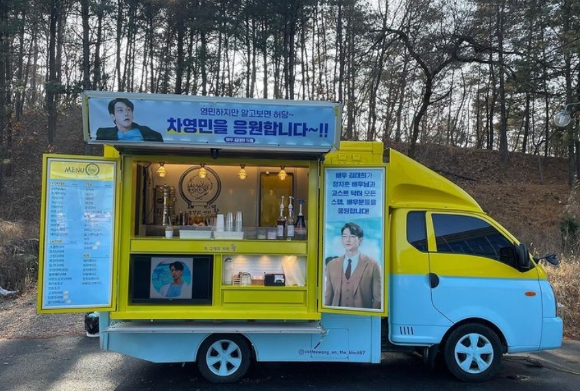 김태희가 '고스트닥터' 촬영장에 커피차를 선물했다.  [사진=레인컴퍼니 인스타그램]