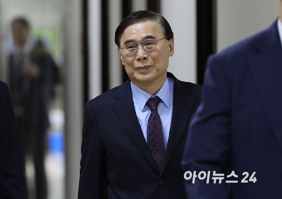 이종석 국가정보원장이 24일 서울 여의도 국회에서 국정원 2026년도 예산안 등과 관련해 열린 정보위원회 전체회의에 출석하고 있다. [사진=곽영래 기자]