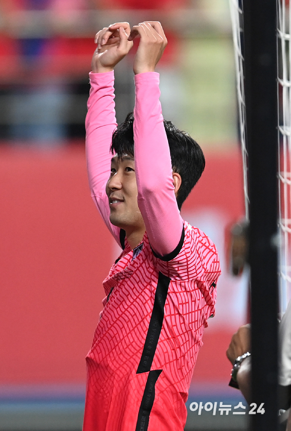 6일 오후 대전월드컵경기장에서 열린 대한민국과 칠레의 친선경기에서 대한민국이 2-0 승리를 거뒀다. 센추리 클럽(A매치 100경기 출전)에 가입한 손흥민이 축구팬들을 향해 인사를 하고 있다. [사진=김성진 기자]