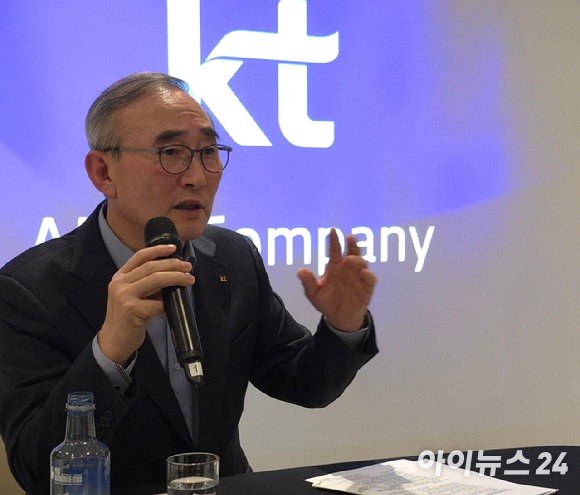 27일 오후(현지시간) 스페인 바르셀로나에서 열린 KT 기자간담회에서 김영섭 KT 대표가 발언하고 있다. [사진=안세준 기자]