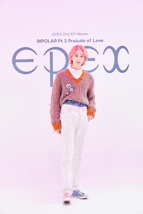 그룹 이펙스(EPEX) 백승이 26일 온라인으로 진행된 두 번째 EP 앨범 'Bipolar(양극성) Pt.2 사랑의 서' 발매 기념 쇼케이스에 참석해 포즈를 취하고 있다. [사진=C9엔터테인먼트]