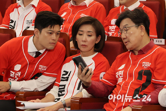 권성동(오른쪽부터), 나경원 국민의힘 공동선거대책위원장과 김용태 비상대책위원장이 3일 국회 도서관에 마련된 제21대 대통령선거 국민의힘 개표상황실에서 휴대폰을 보고 있다. [사진=정소희 기자]
