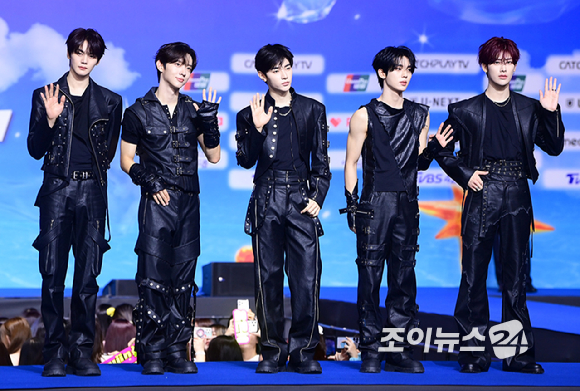그룹 앤더블(AND2BLE)이 9일 오후 경기도 일산 킨텍스에서 열린 2026 SBS 가요대전 Summer 블루카펫 행사에 참석하고 있다. [사진=정소희 기자]