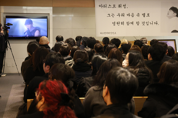 16일 서울 강남구 삼성서울병원에서 가수 휘성의 영결식을 마친 유가족과 팬들이 발인식을 위해 이동하고 있다. [사진=연합뉴스 ]