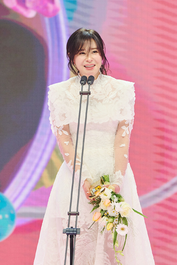 최강희가 '2024 MBC 방송연예대상'에서 신인상을 수상했다. [사진=MBC ]