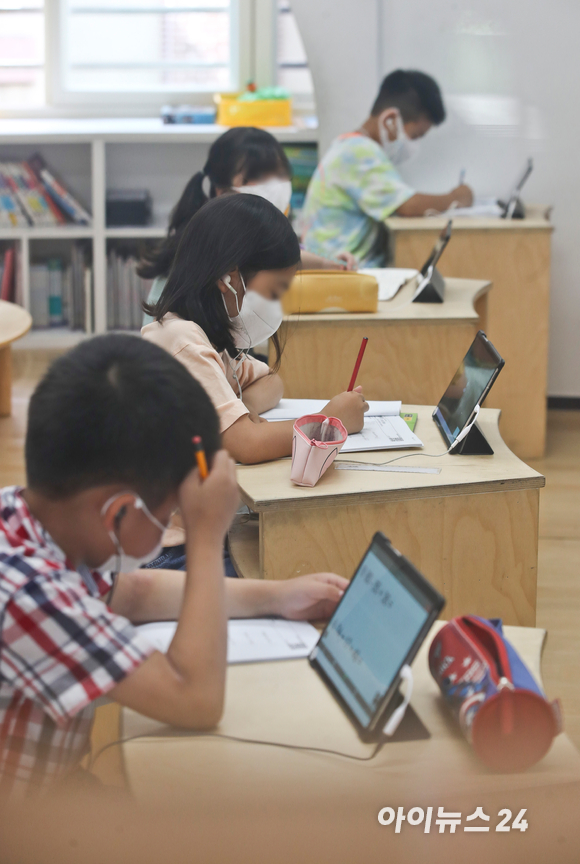 사회적 거리두기 4단계 시행으로 수도권 학교 수업이 전면 원격수업으로 전환된 가운데 지난 2021년 7월14일 서울 성동구 무학초등학교 긴급돌봄교실에서 2학년 학생들이 온라인 수업을 진행하고 있다.(사진공동취재단) [사진=김성진 기자]