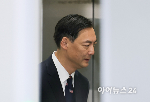 '정보통신망이용촉진및정보보호등에관한법률위반(명예훼손) 등 혐의' 를 받는 모스탄 전 미국 리버러티대학교 교수가 16일 서울 서초구 서울중앙지방법원에서 1차 공판에 출석하고 있다. [사진=곽영래 기자]