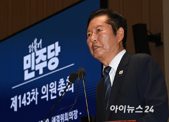 정청래 더불어민주당 대표가 11일 서울 여의도 국회에서 열린 의원총회에서 발언하고 있다. [사진=곽영래 기자]