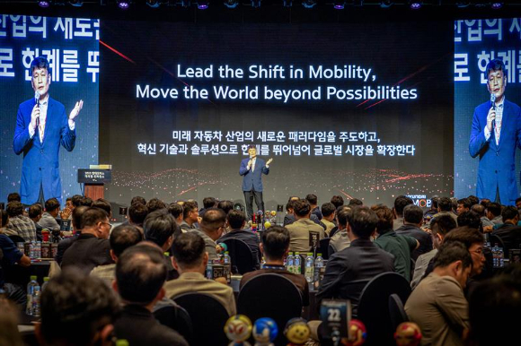 이규석 현대모비스 사장이 지난 27일 제주 해비치호텔앤리조트에서 열린 '2025 현대모비스 대리점 컨퍼런스'에서 발언하고 있다. [사진=현대모비스]