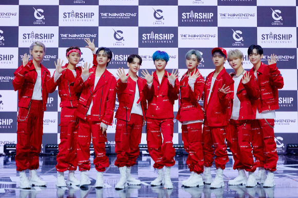 그룹 크래비티(CRAVITY)가 19일 오후 온라인으로 진행된 첫 정규앨범 파트 1 '디 어웨이크닝: 리튼 인 더 스타즈'(THE AWAKENING: Written in the stars)를 발매기념 쇼케이스에서 기념촬영을 하고 있다. [사진=스타쉽엔터테인먼트]