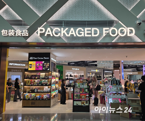 인천공항 제2여객터미널의 한 면세점 입구에 김치와 감귤초콜릿 등 K푸드가 배치돼 있다. [사진=구서윤 기자]